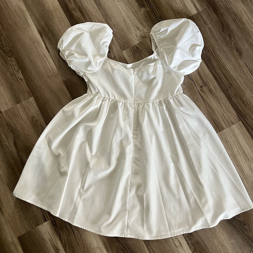 White double lined dress. Square neck, can be worn off the shoulder.